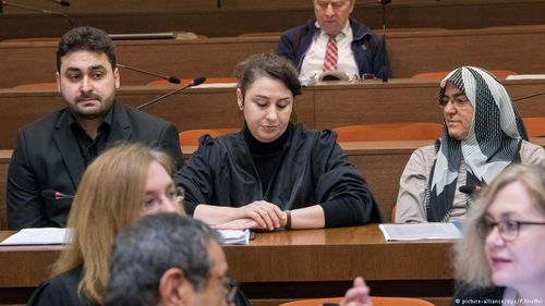 Cinci polițiști din Frankfurt, suspectați că fac parte dintr-o rețea de extremă dreaptă care a trimis o scrisoare de amenințare cu uciderea fiicei unui avocat, apărătorul unor extremiști islamici