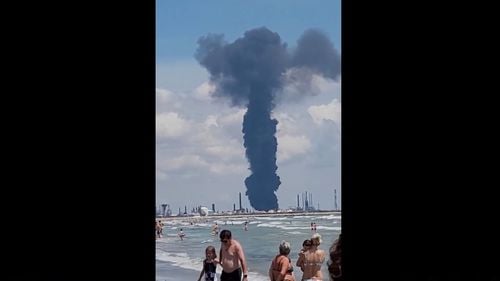 VIDEO Explozie la Rafinăria Petromidia din Năvodari, soldată cu un mort și patru răniți. Primele indicii - o conductă de motorină s-a fisurat. Incendiul a fost oprit după trei ore