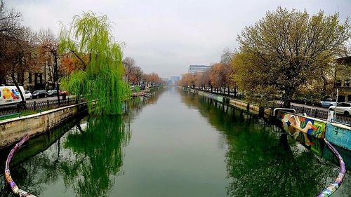 Administraţia Naţională Apele Române plăteşte lunar 54.000 de euro pentru un sediu în centrul Capitalei