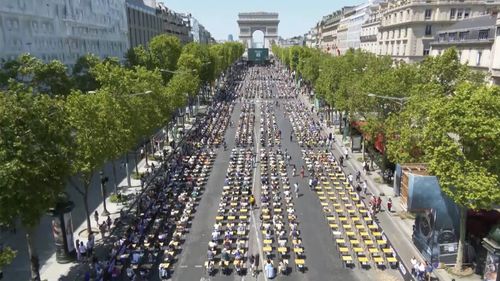 Dictare de Cartea Recordurilor în Franța: 5.000 de persoane și-au verificat ortografia într-un maraton de texte pe Champs-Élysées, în Paris - VIDEO