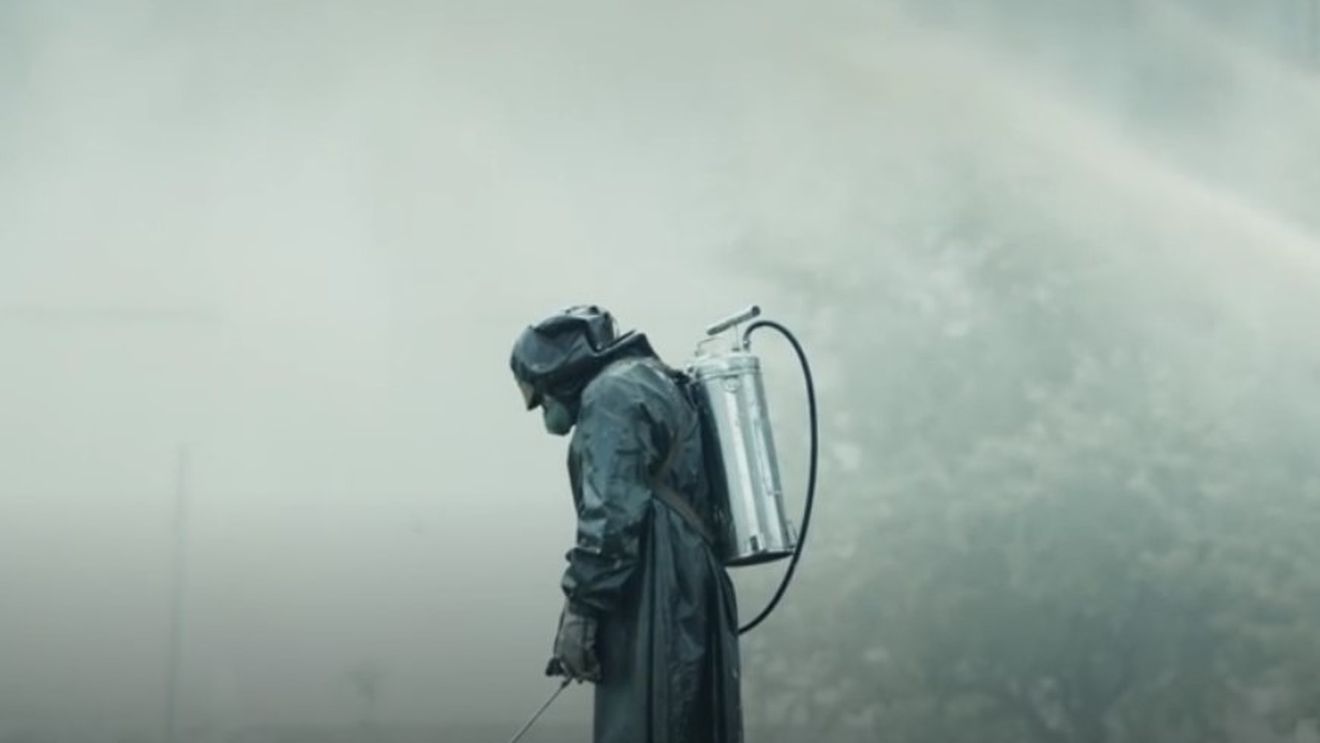 Serialul Cernobîl. Cartea cu mărturiile supraviețuitorilor accidentului nuclear, pe care se bazează filmul difuzat de HBO, publicată în România