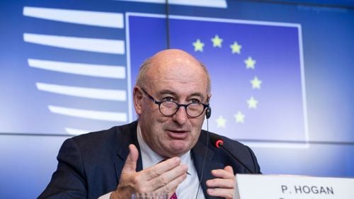 Comisarul european pentru comerț Phil Hogan a demisionat după vizita în Irlanda, unde nu a respectat regulile sanitare impuse de pandemie, participând la un dineu cu 80 de persoane
