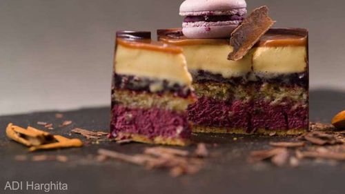 Alba: Numărul persoanelor internate în spital după ce au mâncat prăjituri servite la o nuntă a crescut de la 21 la 34. Analize pe probe prelevate din cofetărie indică prezenţa bacteriilor pe suprafeţe şi pe mâinile personalului