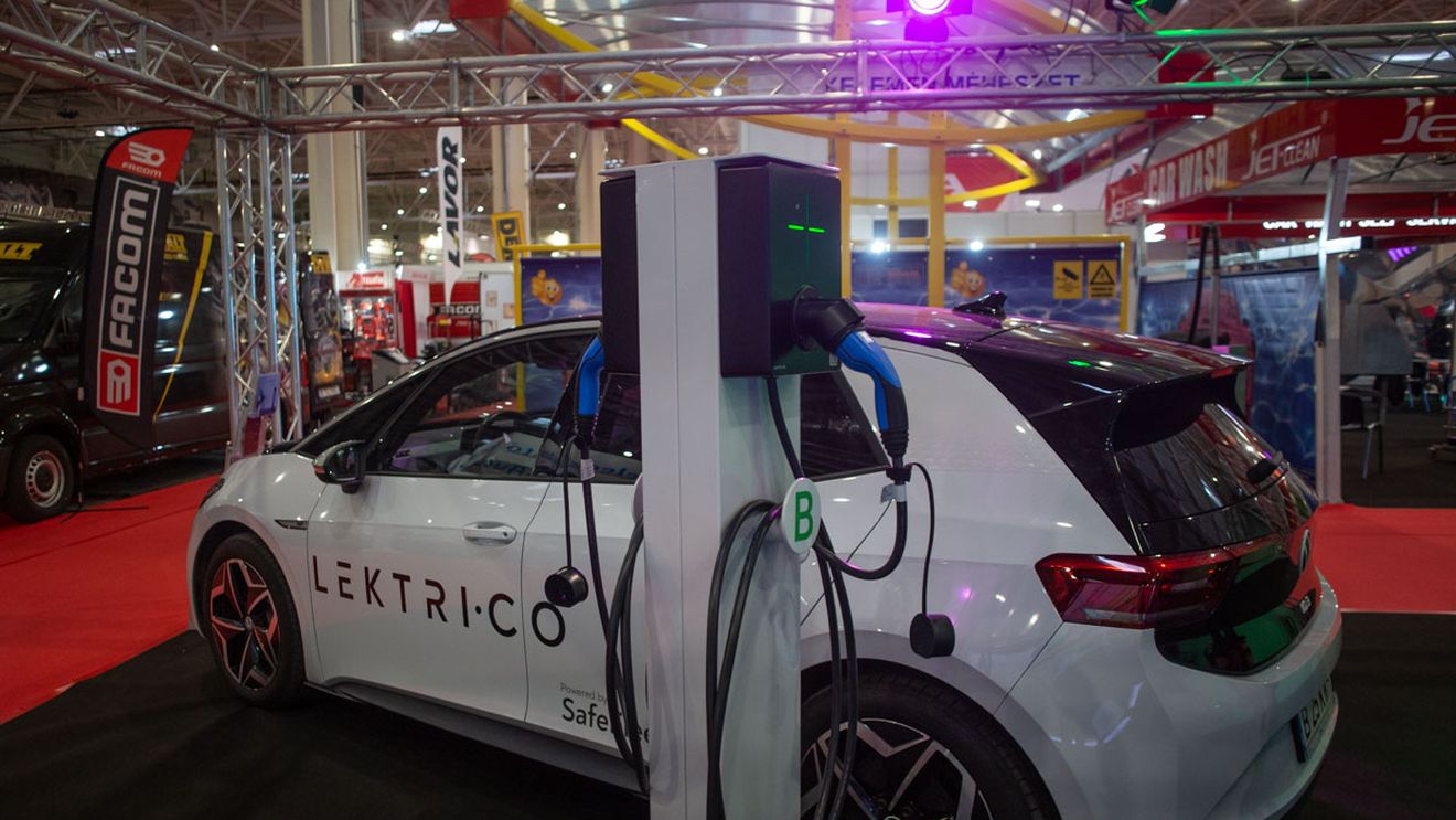 Germania se pregătește să reia subvențiile pentru familiile cu venituri medii și scăzute destinate cumpărării de mașini electrice / Subvenția de bază este de 3000 de euro și crește pentru fiecare copil