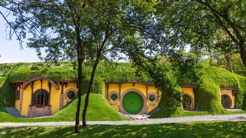 Cinci locuri de vizitat în Sibiu, în afara locurilor clasice / Călare prin satele Transilvaniei, casa întoarsă și vizită la hobbiți