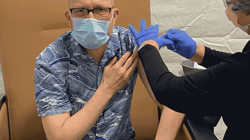 SUA: Persoanele peste 65 de ani nevaccinate, care sunt infectate cu COVID, au risc de 49 de ori mai mare să fie spitalizate decât cei din aceeași grupă de vârstă care sunt vaccinați cu trei doze