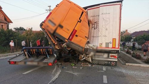 Doi bărbaţi au murit şi alte patru persoane, între care un copil de patru ani, au fost rănite după ce o autoutilitară în care se aflau cetăţeni bulgari s-a izbit de un camion oprit, pe DN 56