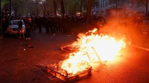 Cel puţin 50 de poliţişti au fost răniţi în Berlin, în timpul violenţelor de la protestele de Ziua Muncii. Au fost reţinuţi peste 250 de manifestanţi