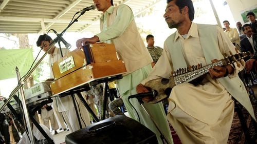 Talibanii interzic muzica / Oficial taliban: „Muzica este interzisă în Islam. Sperăm să îi convingem pe oameni, nu să îi pedepsim”