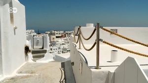 VIDEO Cum arată vacanța pe insula grecească Santorini în plină pandemie / Străduțe pustii și hotelieri care se gândesc să se apuce de agricultură