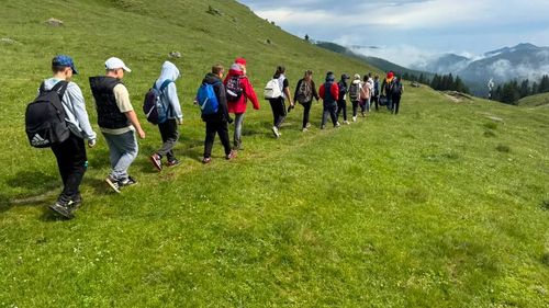 O persoană, cadru didactic, lovită de trăznet în timp ce se afla în drumeție pe munte, cu un grup de 14 copii