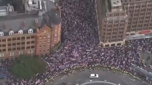 UPDATE VIDEO Nouă persoane arestate după „agresiuni semnificative” la mitingul extremistului Tommy Robinson, „Unite the Kingdom”, de 110.000 de participanți de la Londra / George Simion s-a pozat la manifestație / Alte 5.000 la contra-protestul „March against Fascism”