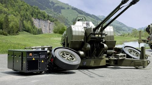 Unul din doi elvețieni este în favoarea reexportului de arme elvețiene în Ucraina