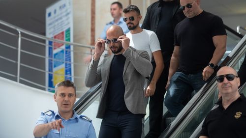 Frații Tate susțin că vor să plece din România pentru că mama lor ar fi suferit un infarct. Ei sunt sub control judiciar într-un dosar de viol și trafic de persoane