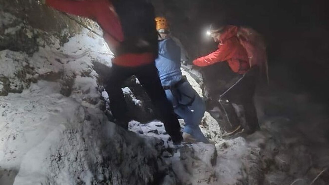 VIDEO Prahova: Salvamontiștii intervin pentru coborârea de pe munte a unor turişti neechipaţi corespunzător care încercau să ajungă la Sfinx