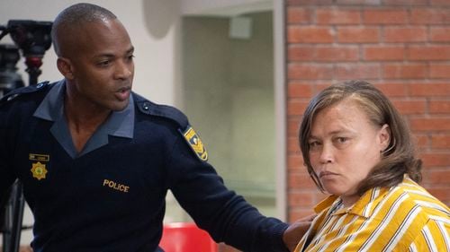 O mamă din Africa de Sud, condamnată la închisoare pe viață pentru că și-a vândut fiica de 6 ani