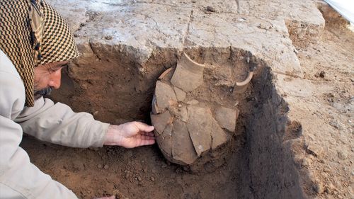 Un vas decorativ din bronz, de provenienţă romană, vechi de 1.900 de ani, descoperit în Spania