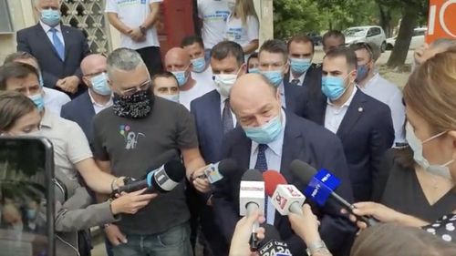 VIDEO Traian Băsescu și-a depus candidatura pentru Primăria Capitalei: ”Voi face peste 30% în opțiunile de vot” / Cele mai mari probleme ale Capitalei: ”Încălzirea și apa caldă” / Despre colaborarea cu Securitatea: ”Nu puteau să-mi ceară la 21 de ani să știu ce-s contrainformațiile militare. O să câștig procesul”