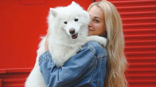 Cum se comportă câinele tău când te vede? 10 semne că blănosul te iubește