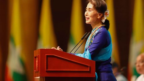 Myanmar: Dizidenta premiată cu Nobelul pentru pace, Aung San Suu Kyi, transferată din închisoare în arest la domiciliu de junta aflată la putere