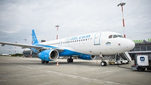 Compania aeriană FlyLili a scos din sistemul de rezervări rutele de la Sibiu, București și Iași / Pasagerii afectați de anulări nu sunt eligibili pentru a primi compensații