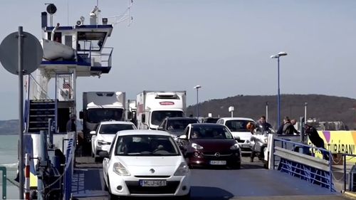 Feribotul din Tihany din ce în ce mai aglomerat / Abundență de turiști la Lacul Balaton din Ungaria, chiar dacă sezonul turistic n-a început încă