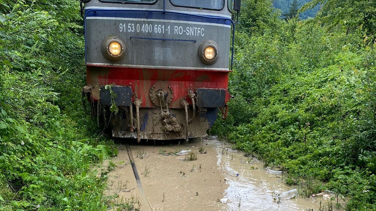 Două trenuri cu peste 400 de pasageri, blocate în județul Suceava, după o alunecare de teren pe calea ferată / Intervin echipele ISU