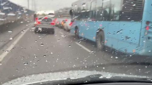 VIDEO În Capitală a început o ploaie cu grindină / Ninsori și rafale puternice de vânt în mai multe zone ale țării
