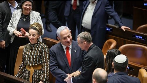 Israel: Coaliția de guvernare condusă de premierul Benjamin Netanyahu adoptă în primă lectură proiectul care restrânge puterile justiției. Opoziția protestează vehement. Zeci de mii de demonstranți în stradă la Ierusalim