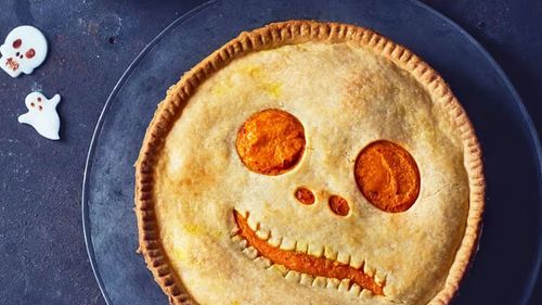 Plăcinta americană de dovleac, varianta de Halloween/ Tot mai mulți români aleg să țină tradițiile americane din ultima zi de octombrie, sărbătorind „noaptea spiritelor”