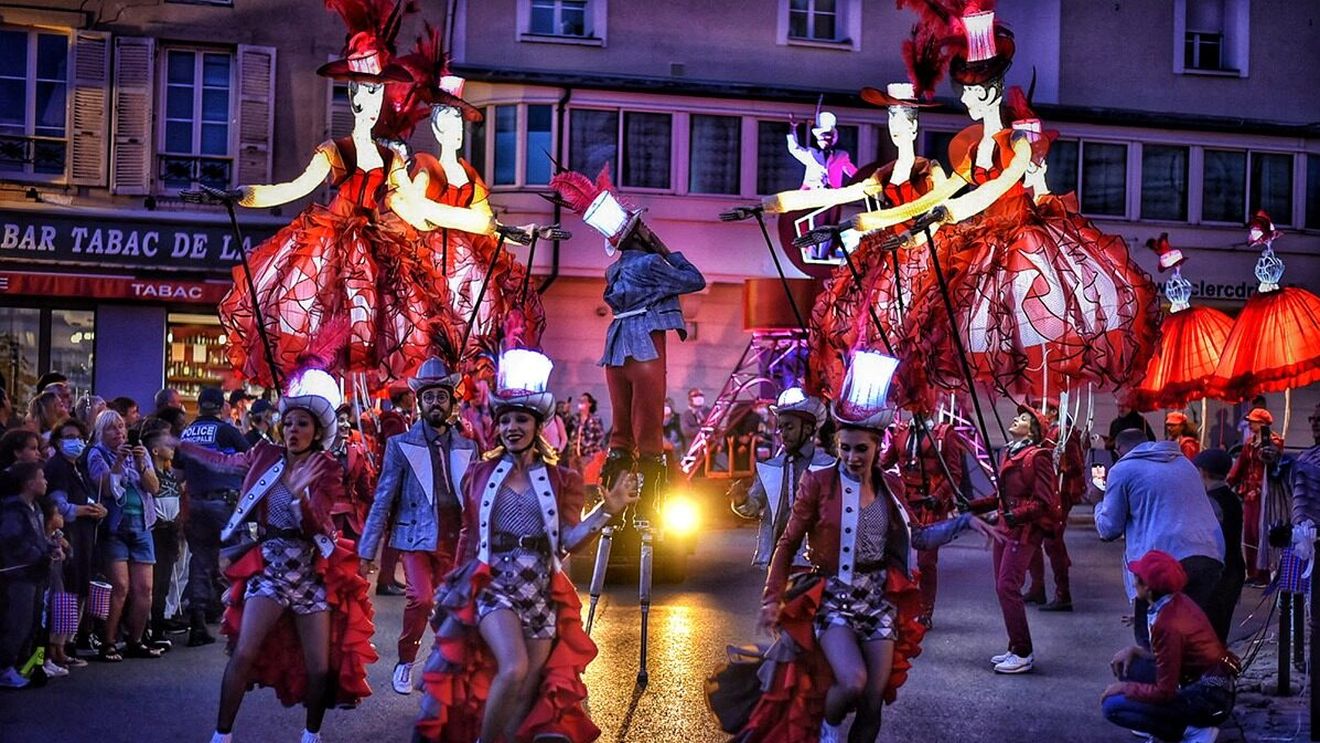 Teatru de Stradă în weekend, în București: Acrobaţie, muzică şi personaje fantastice la ”B-FIT in the Street!”