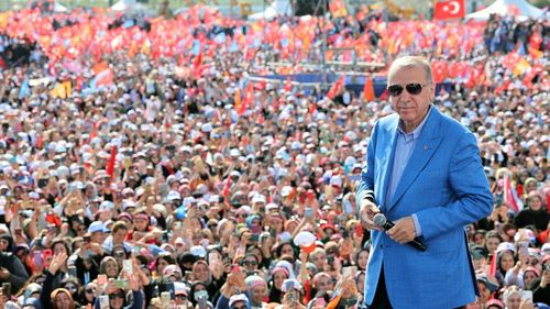 Erdogan anunță cu cinci zile înaintea alegerilor prezidențiale din Turcia o creştere salarială de 45% pentru sute de mii de angajaţi din sectorul public