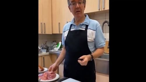 VIDEO Ambasadorul Marii Britanii în România, Andrew Noble, a gătit sarmale în ajunul aniversării Reginei Elisabeta a II-a, la provocarea lui Dan Mihalache, ambasadorul României la Londra