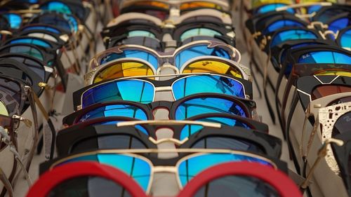Bunuri în valoare de peste 1,89 milioane lei, reţinute de inspectorii vamali de la Constanţa / Imitau produse realizate de Apple, Hublot Geneve, Boss, Ferrari, Prada, Porsche Desing și Tommy Hilfiger