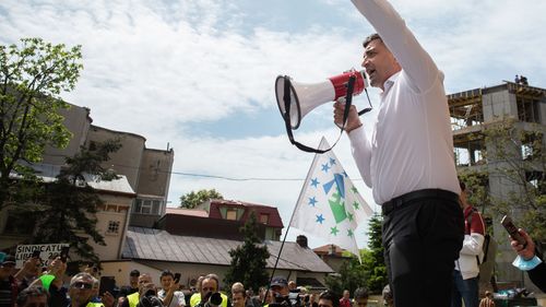 Poliția a deschis dosar penal pe numele lui George Simion pentru că ar fi condus mașina cu permisul suspendat / Ancheta unui accident produs de George Simion în trecut ar putea fi reluată, pentru că procurorii locali nu erau competenți să investigheze un parlamentar 