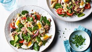 Pastele de vineri seara. O salată niçoise peste care adăugăm fusilli sau penne fierte și răcite. Idee savuroasă de cină rece, de vară, gata în jumătate de oră
