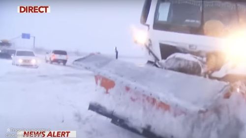 Din cauza zăpezii viscolite, traficul este închis pe mai multe drumuri naționale din Buzău, Vrancea, Brăila, Galați și Tulcea. Porturile sunt de asemenea închise