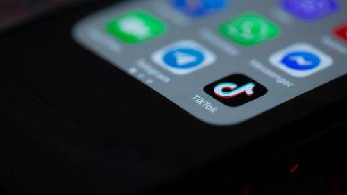 TikTok interzice conturile asociate cu mass-media de stat din Rusia pentru „implicarea în operațiuni secrete de influențare” a alegerilor din SUA