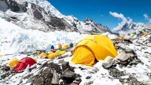 Nepalul nu mai recompensează alpiniștii care adună deșeurile de pe Everest / Va fi plătită o taxă de curățenie de 4.000 de dolari de persoană