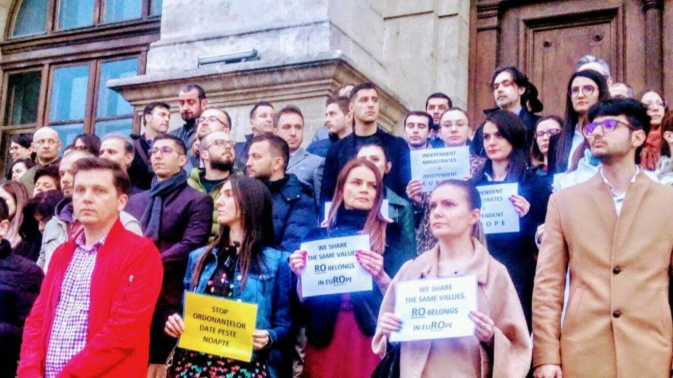VIDEO Zeci de magistrați au protestat pe treptele Palatului de Justiție din București / Pe trotuarul de vizavi, alte zeci de persoane au manifestat în semn de solidaritate