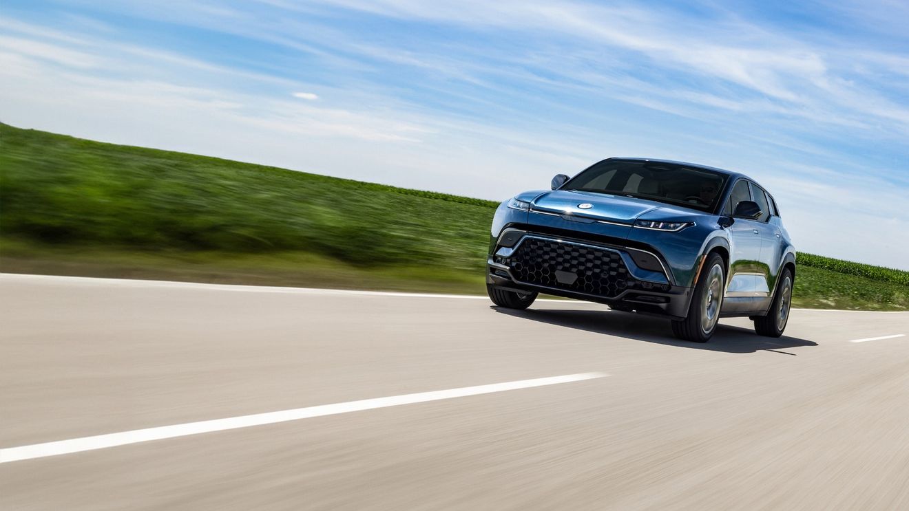 Compania lui Henrik și Geeta Fisker, cuplul care visa să detroneze Tesla lui Elon Musk, a suspendat producția / Startup-ul mai are doar 121 de milioane de dolari în bancă