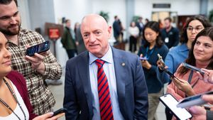 Pentagonul îl ameninţă pe senatorul democrat Mark Kelly cu convocarea în armată pentru a fi judecat pentru răzvrătire