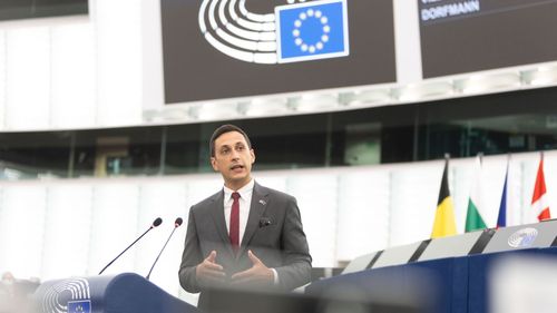 Europarlamentarul Vlad Gheorghe, despre intrarea în Schengen doar cu aeroporturile: Ce succes e ăsta pentru milioanele de românii care vin acasă cu mașinile de sărbători?Ce succes e ăsta pentru sutele de mii de șoferi de camion care stau cu zilele în vămi?