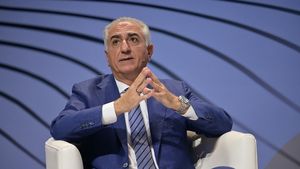 Fiul şahului înlăturat din Iran în 1979, Reza Pahlavi, anunță că este pregătit să asigure tranziţia după răsturnarea regimului lui Khameni