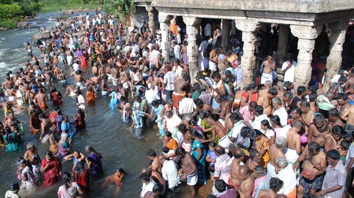 133 de persoane s-au înecat în timpul scăldatului ritual la un festival hindus din India