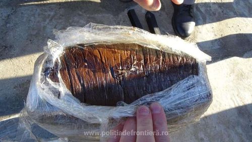 Peste 38 de kilograme de substanţă susceptibilă a fi opiu, ascunse în două grătare metalice, la punctul de frontieră Calafat