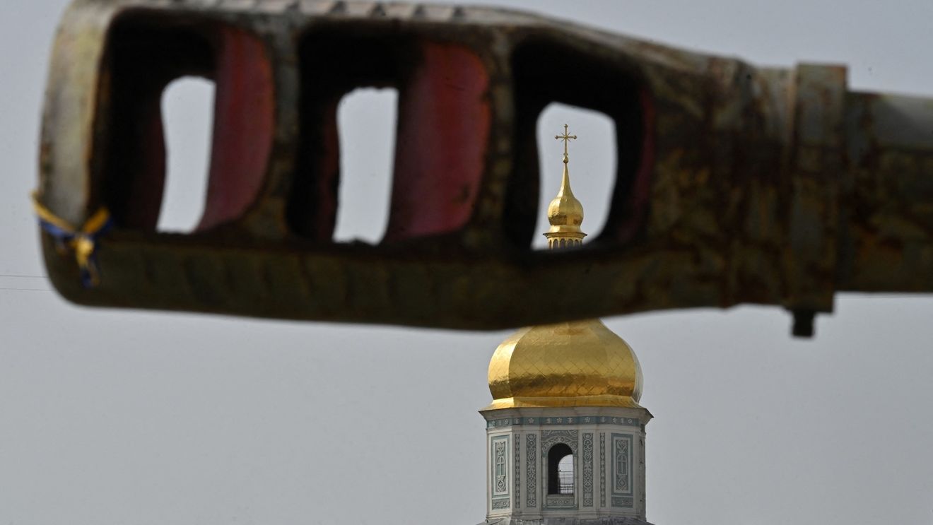 Ucraina suspendă serviciile consulare bărbaţilor cu vârsta cuprinsă între 18 şi 60 de ani şi anunţă măsuri în vederea întoarcerii în ţară a bărbaţilor ucraineni