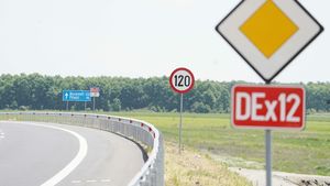 Director Ford România, despre lipsa autostrăzilor: "Dacă trebuie să livrăm mașini la Iași sau Botoșani este cea mai nesigură rută ca predictibilitate". Lipsa infrastructurii de transport afectează întreaga industrie auto/ Cât mai așteaptă Dacia și Ford unirea provinciilor prin autostrăzi și căi ferate moderne