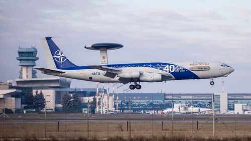 VIDEO Avioanele de recunoaștere și supraveghere NATO au aterizat la București/ Șeful Statului Major: Este o consolidare semnificativă a prezenţei aliate/ Ce este o aeronavă AWACS