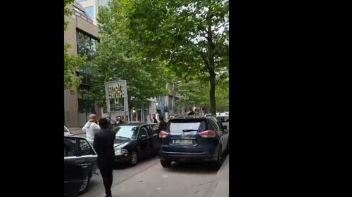 VIDEO Susținătorii lui George Simion, petrecere cu manele în Bruxelles pe stradă în fața secției de vot